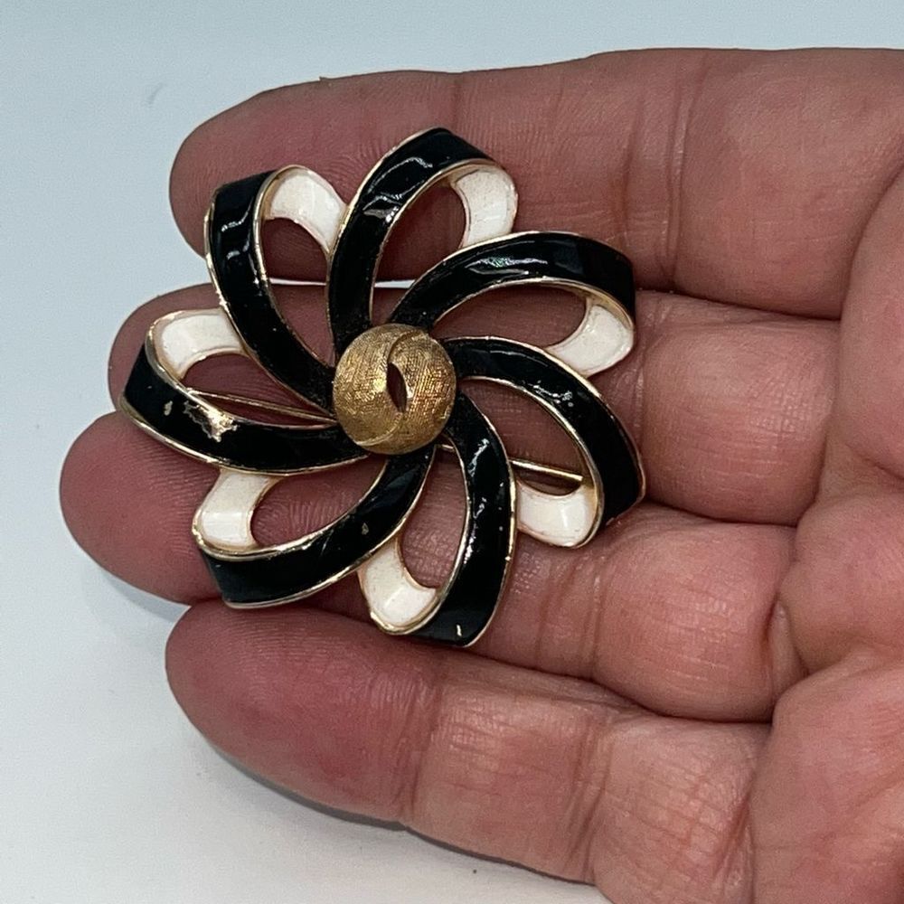 Trifari Vintage Gold Tone and Enamel Brooch